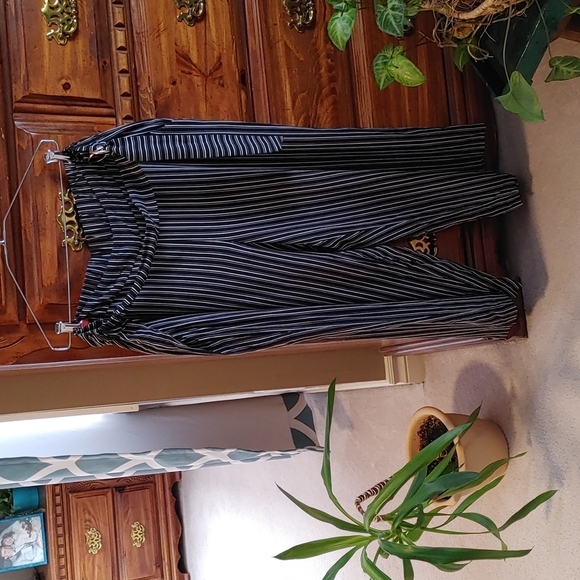 2/$30 Jennifer Lopez Striped Capri Pants - Picture 1 of 7